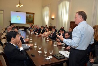 O projeto foi apresentado no gabinete do governador em encontro que contou com a presença do presidente do Tribunal de Justiça Pedro Valls Feu Rosa, do Tribunal de Contas Carlos Ranna, do procurador-geral de Justiça Eder Pontes e de 25 deputados estaduais.