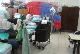 Crefes - Roupas sujas e limpas ficam misturadas na lavanderia.