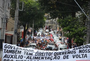 Na luta pelo auxílio=alimentação, os servidores ocuparam as ruas de  Vitória.
