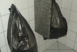 Nos banheiros masculinos do Idaf os vasos sanitários estão com defeito e não podem ser usados.