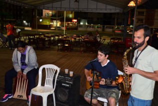 Servidores do Coletivo da Juventude animaram o Luau realizado pelo grupo em Camburi.