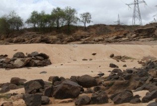 No Rio Doce, no norte do Estado, a água deu lugar a areia e pedras - Imagem Gazeta online