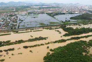 brasil-meio-ambiente-enchentes-espirito-santo-20131225-01-size-598